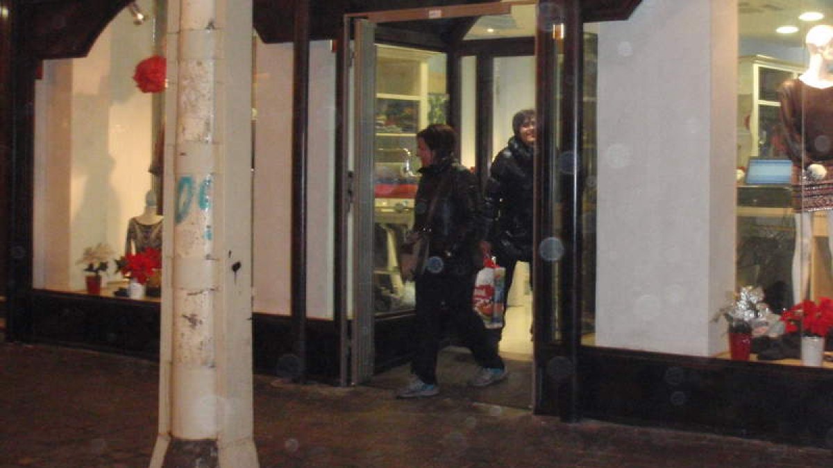 Los comerciantes esperan hacer caja en la víspera de Reyes.