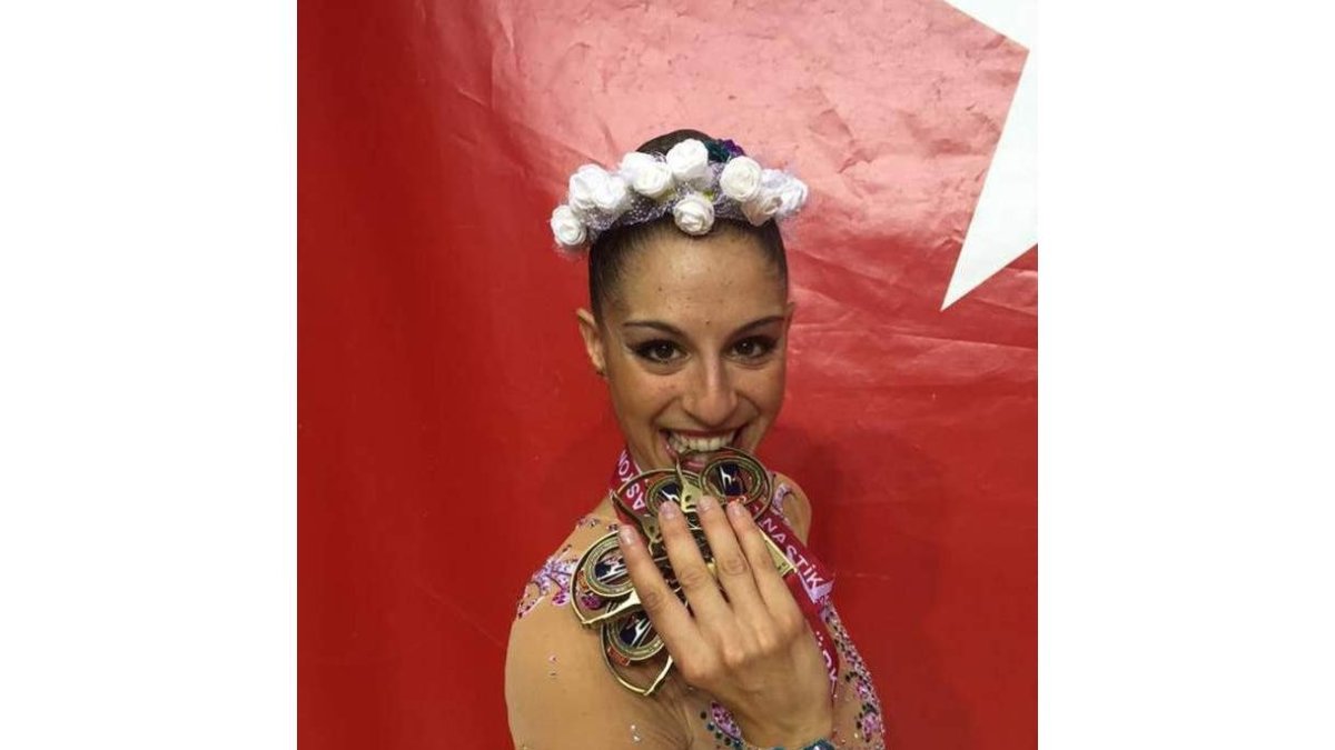 Carolina Rodríguez muerde sus cinco medallas de oro