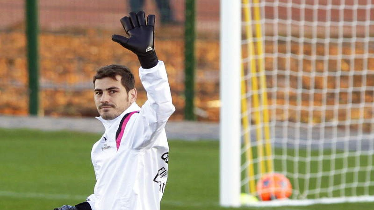 Casillas tendrá que decidir su futuro en los próximos días.