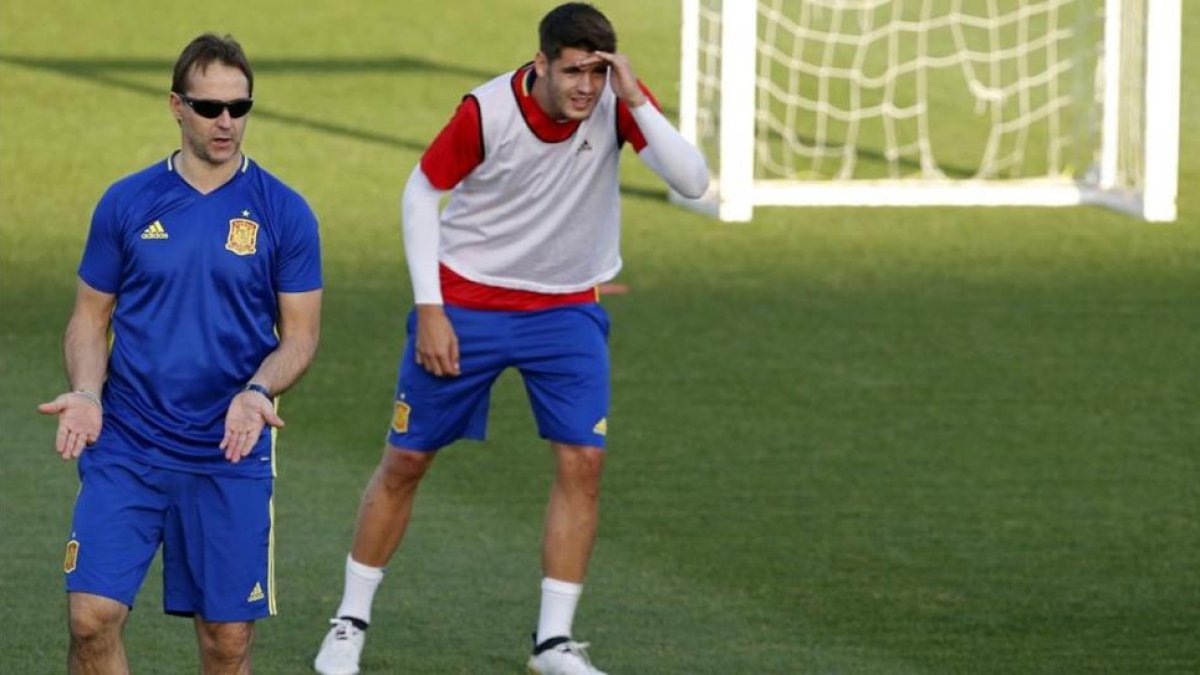 Julen Lopetegui y Morata, durante el entrenamiento del martes de la selección española en la ciudad deportiva de la RFEF.