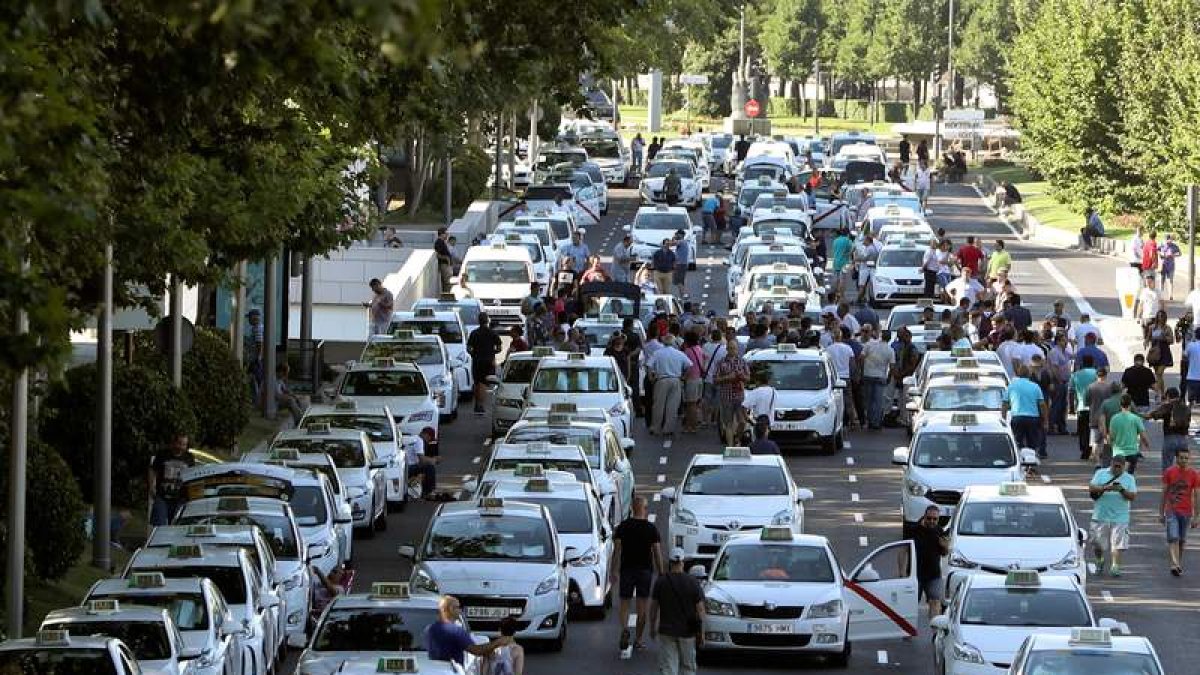 Protesta de los taxistas en Madrid durante la huelga de hace unos días. J. J. GUILLÉN