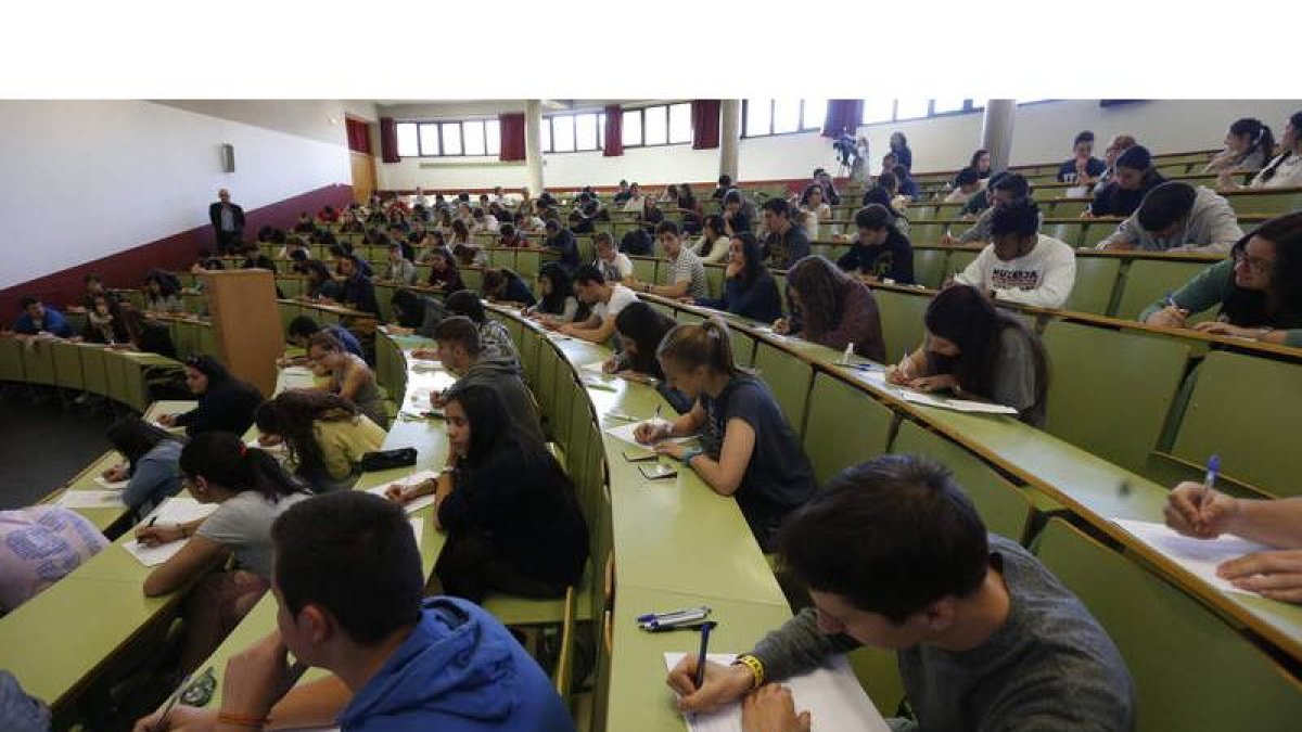 Las aulas universitarias se llenaron ayer con más de 1.800 bachilleres para hacer el examen de selectividad