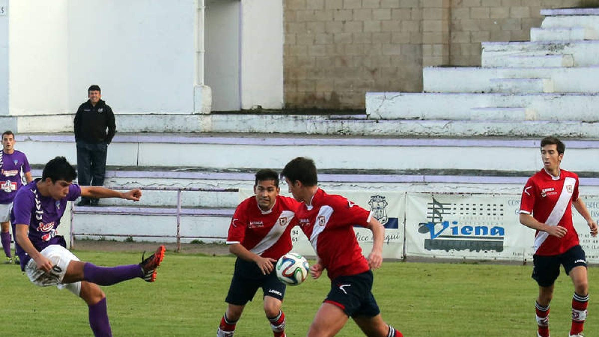 Jorge marcó los dos primeros goles bañezanos y estrelló un remate en el larguero