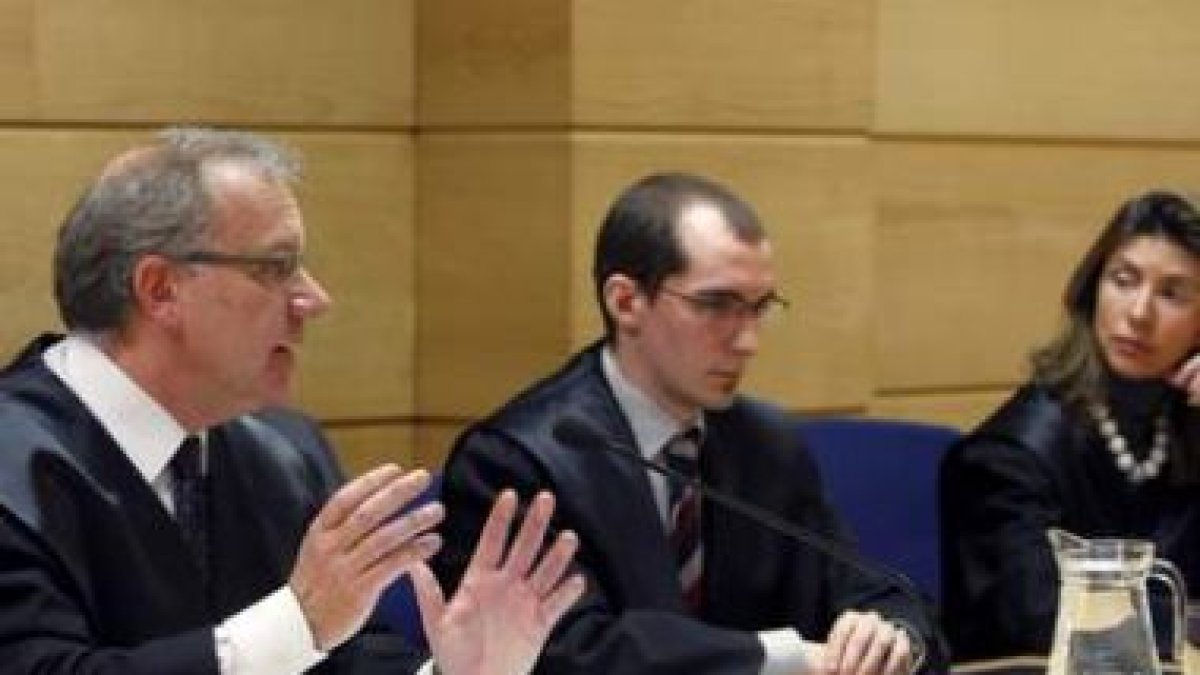El abogado de Google Javier Aparicio, a la izquierda, durante la vista celebrada ayer.