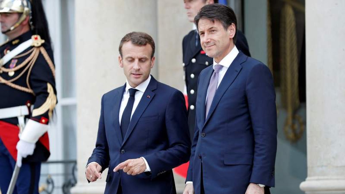 El presidente francés, Macron, conversa con el jefe del Gobierno italiano, Conte. CHRISTOPHE PETIT TESSON