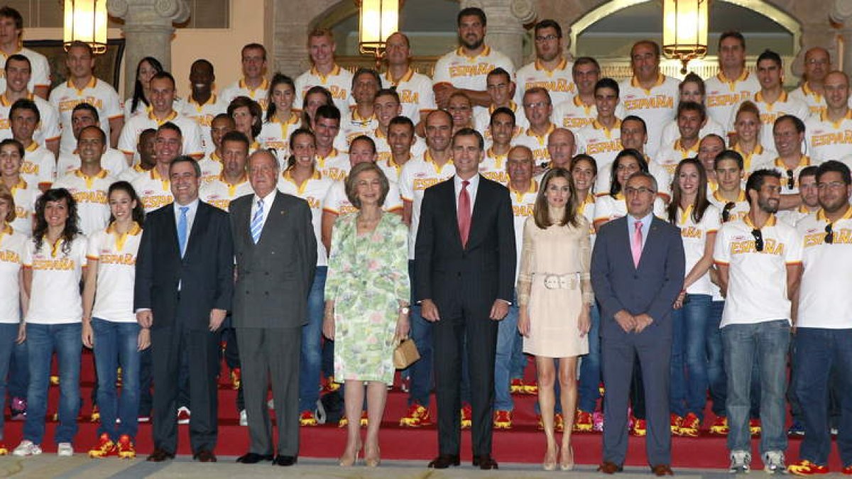 Don Juan Carlos con doña Sofía y los príncipes ejerció de anfitrión para los olímpicos entre los que se encontraban Carolina y Lidia.