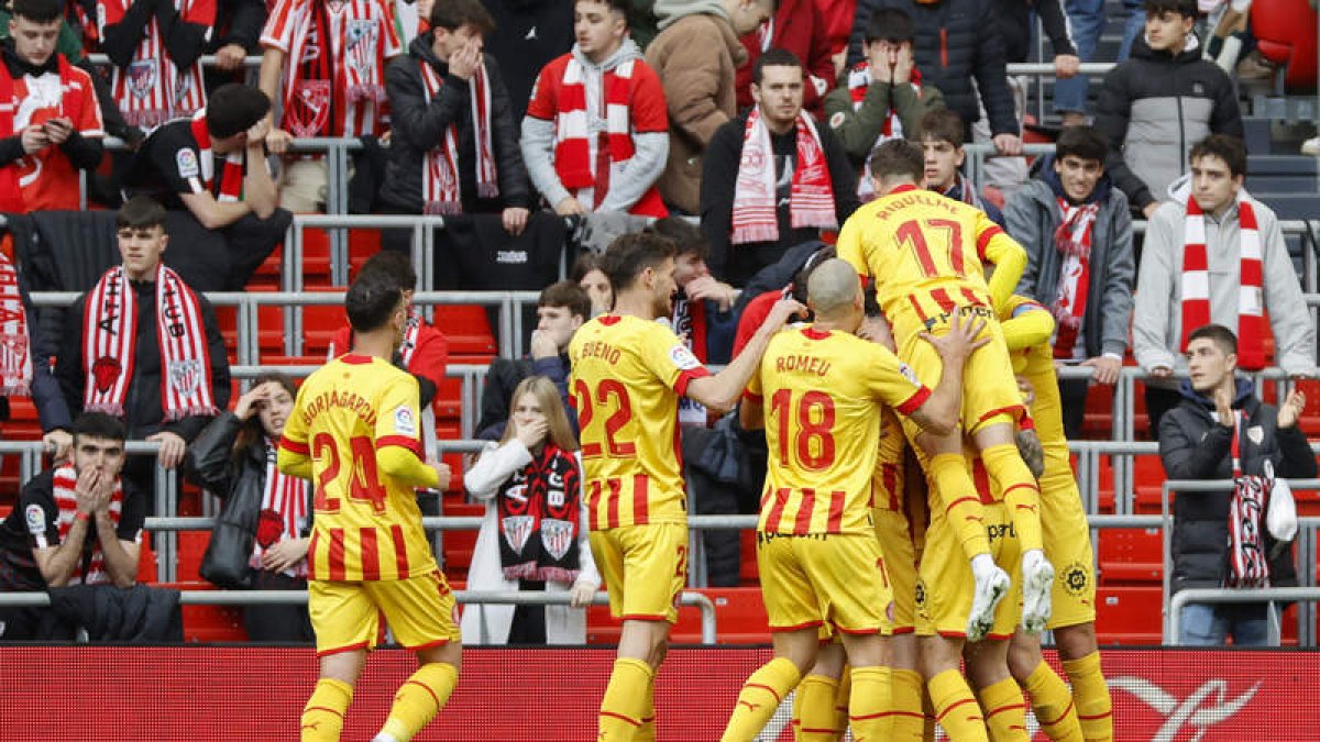 El Girona asalta San Mamés y vence por primera vez en su historia al Athletic a domicilio. L. TEJIDO