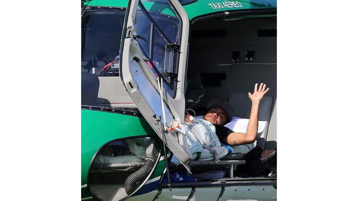 Neymar dejó la concentración de Brasil en helicóptero rumbo a su domicilio en Guarujá.