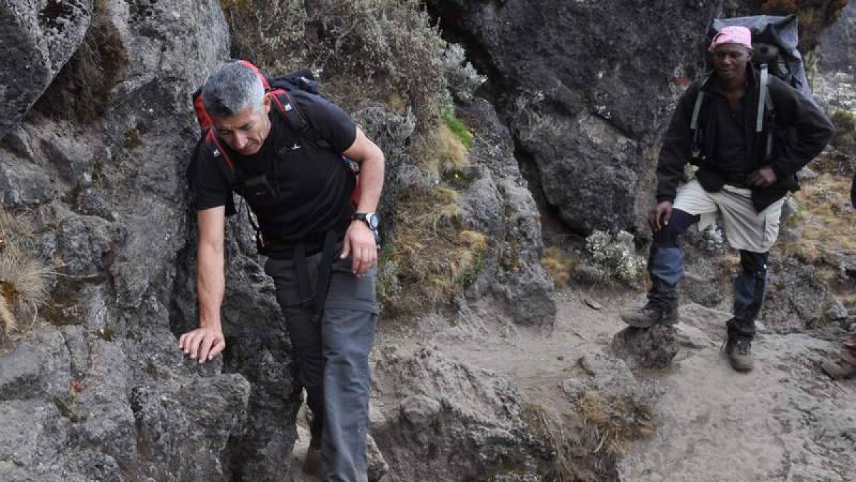 Pese a que la ascensión no cuenta con un recorrido excesivamente técnico, en algunos puntos el uso de las madreñas obligó a Octavio a tener que ayudarse de las manos.