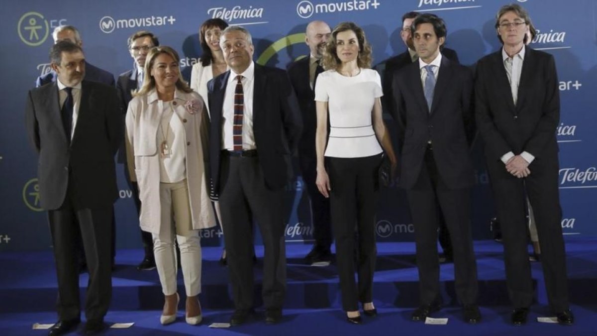La reina Letizia y el presidente de Telefónica, José María Álvarez-Pallete (a su izquierda), y resto de participantes, en el acto de presentación de Movistar+ 5S.