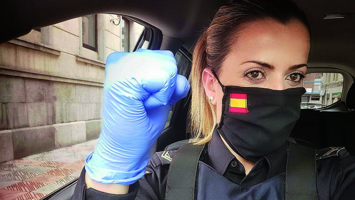 Laura Estrada López, en su coche. DL