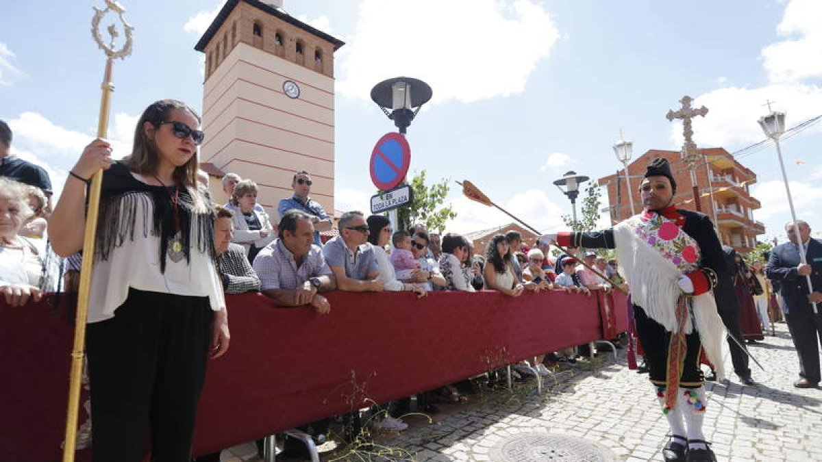 El centurión romano volvió ayer a acaparar todas las miradas al inicio de la procesión. RAMIRO
