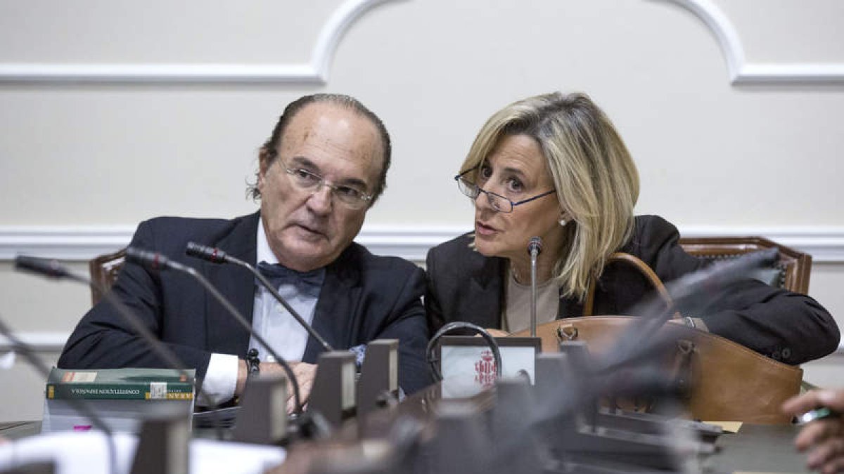 Barberá conversa con su abogado. MANUEL BRUQUE