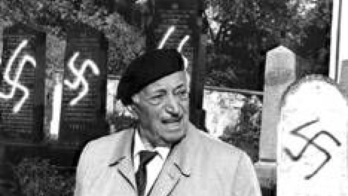 Wiesenthal paseando en 1992 por un cementerio judío de Austria, profanado con símbolos nazis