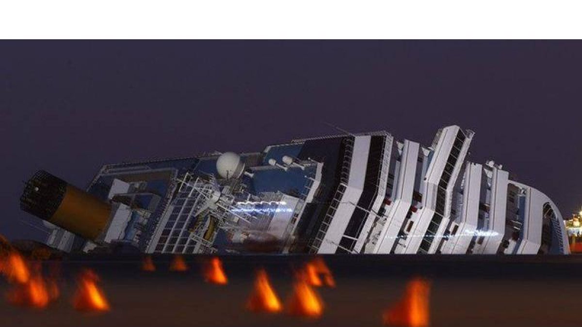 El 'Costa Concordia' escorado ante las costas de la isla del Giglio.