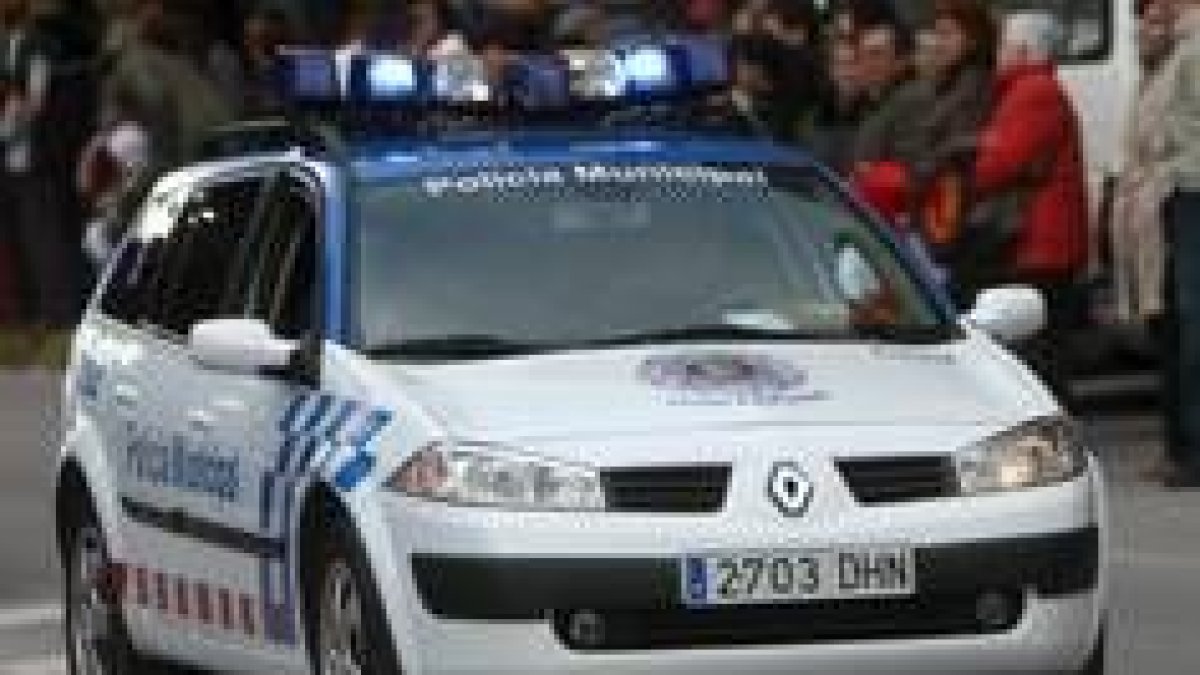 Un coche como éste fue el que destrozaron los jóvenes