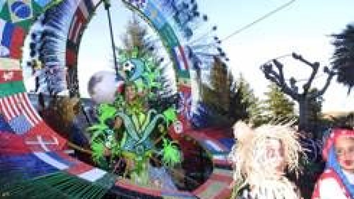 El colorido del desfile de carnaval de Bembibre volverá a verse hoy a partir de las 18.30 horas