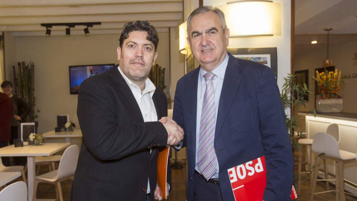 El líder de C’s, Sánchez, da la mano al líder de los socialistas murcianos, González Tovar. MARCIAL GUILLÉN