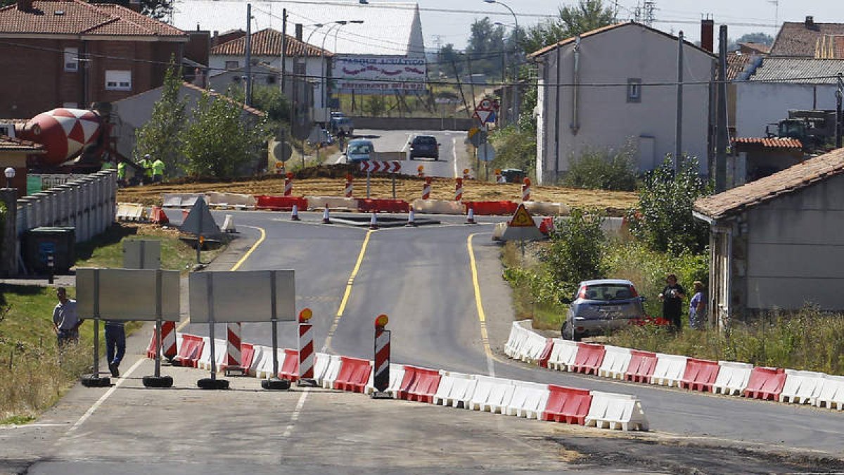 Avance de los accesos a la autovía de Valladolid, ayer, en el cruce con la carretera de Boñar.