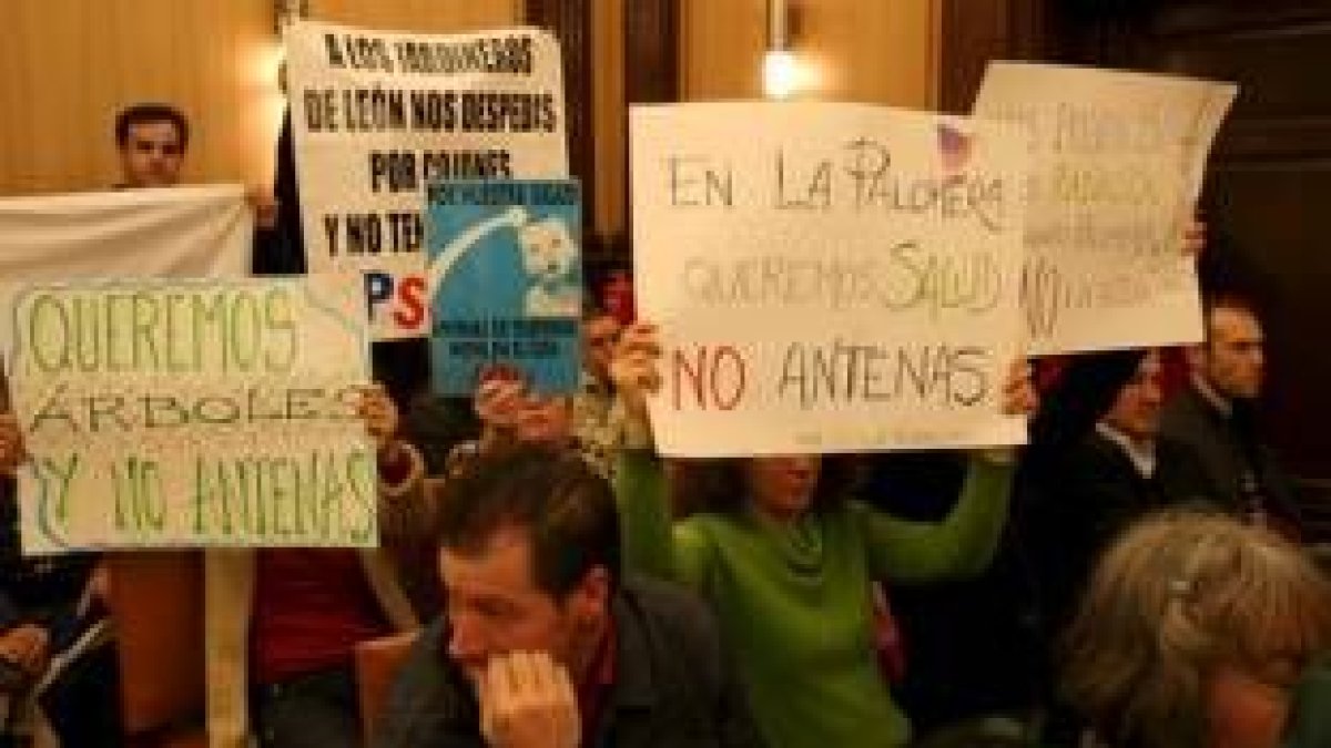 Trabajadores y plataforma contra las antenas estuvieron en el pleno