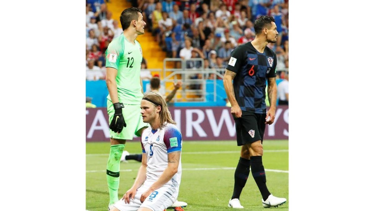 Birkir Bjarnason se lamenta de una ocasión