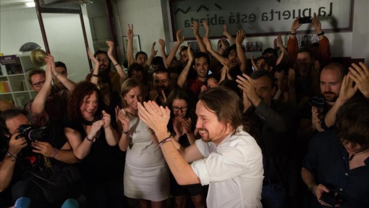 Pablo Iglesias celebra con dirigentes y simpatizantes de Podemos su intervención en el debate, en La Morada (Madrid).
