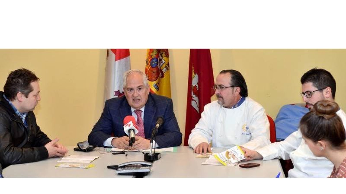El delegado de la Junta en León, Guillermo García, presenta el programa de 'Buscasetas 2013'