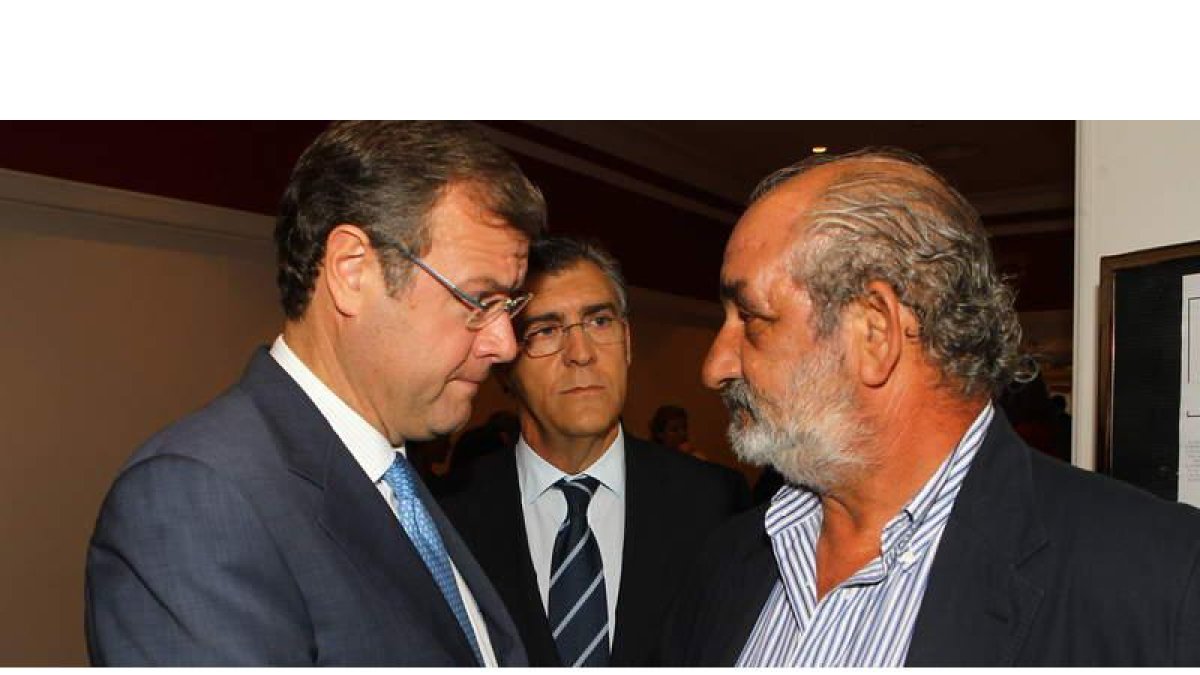 Antonio Silván, Javier Cepedano y Santos Llamas, ayer en el encuentro de la Fele.