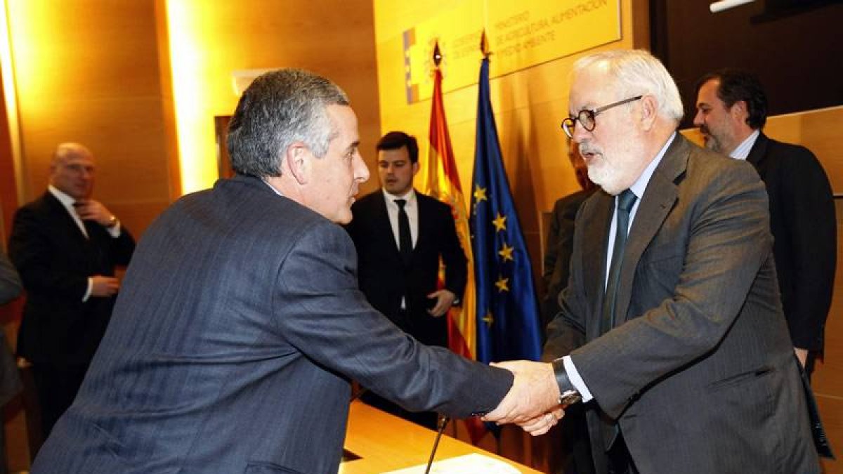 El alcalde de León, Emilio Gutiérrez, en la presentación del proyecto seleccionado por el Ministerio de Medio Ambiente sobre reducción de emisiones de CO2, saluda al ministro Miguel Arias Cañete