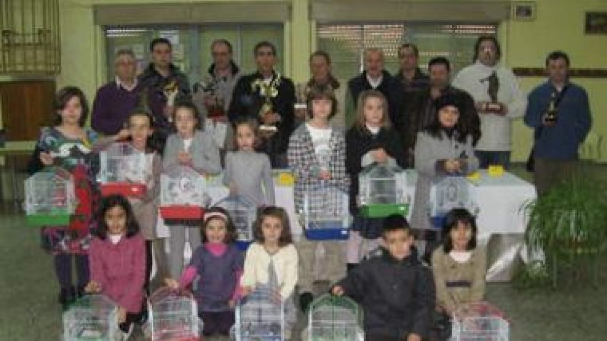 La foto muestra los ganadores del concurso ornitológico y de dibujo de los niños.
