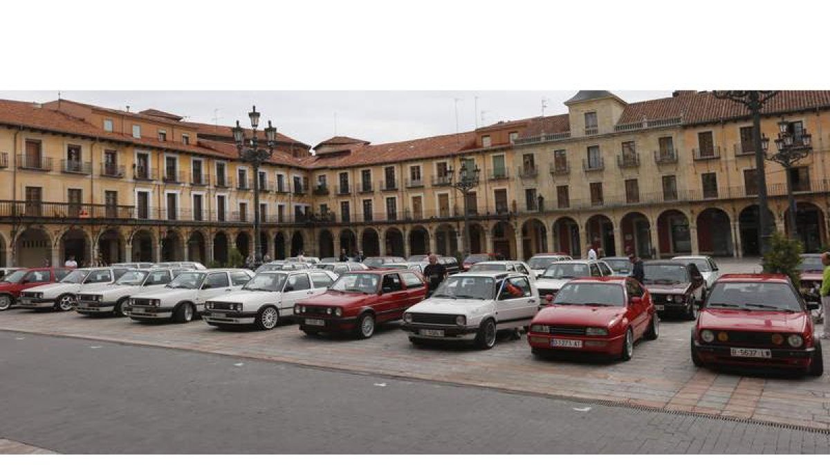 Parte de los Golf GTI que participaron en la concentración nacional delante de San Marcelo.