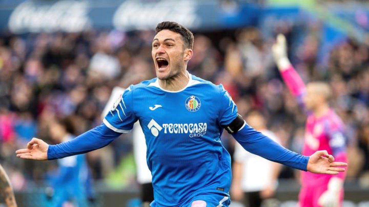 El delantero del Getafe Jorge Molina celebra el primer gol ante el Valencia. RODRIGO JIMÉNEZ