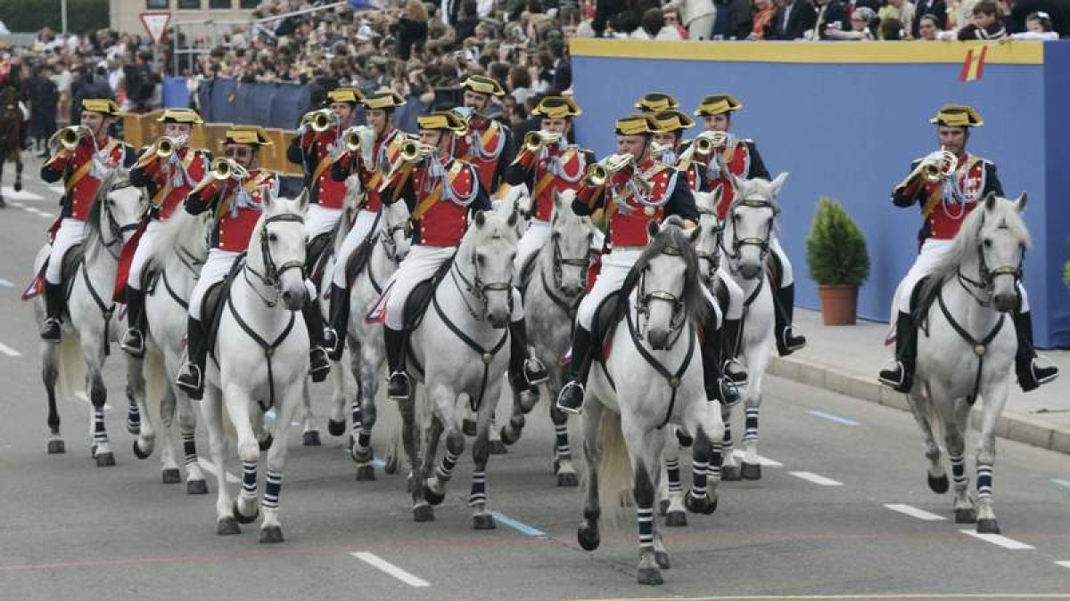 Desfile militar durante la celebración del Día de las Fuerzas Armadas.