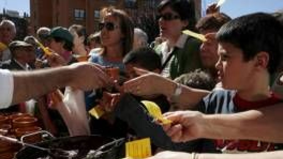 Los asistentes a la inauguración de la Plaza de Polígono X recibieron morcilla
