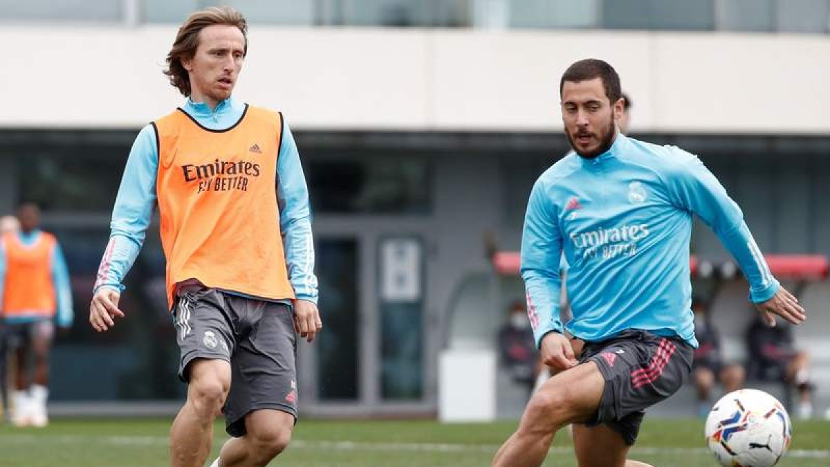 Luka Modric y Eden Hazard participan en una sesión de entrenamiento en Valdebebas. JUANJO MARTÍN