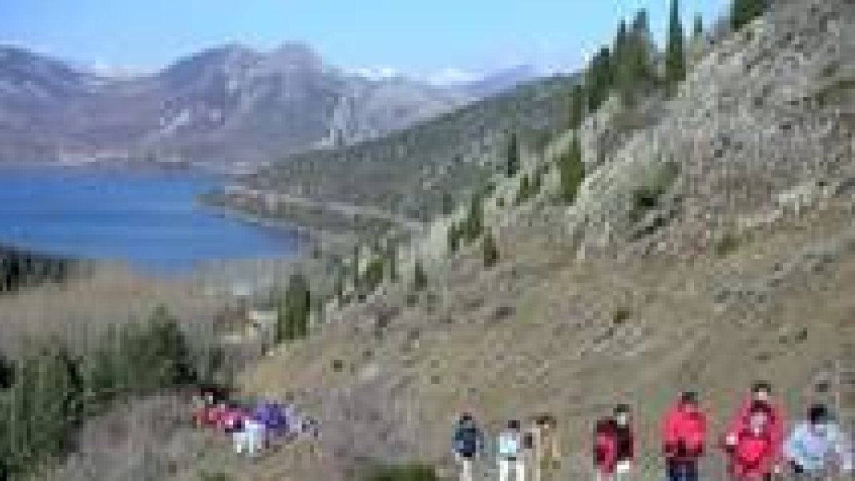 Un grupo de turistas hace una ruta de senderismo por la montaña leonesa