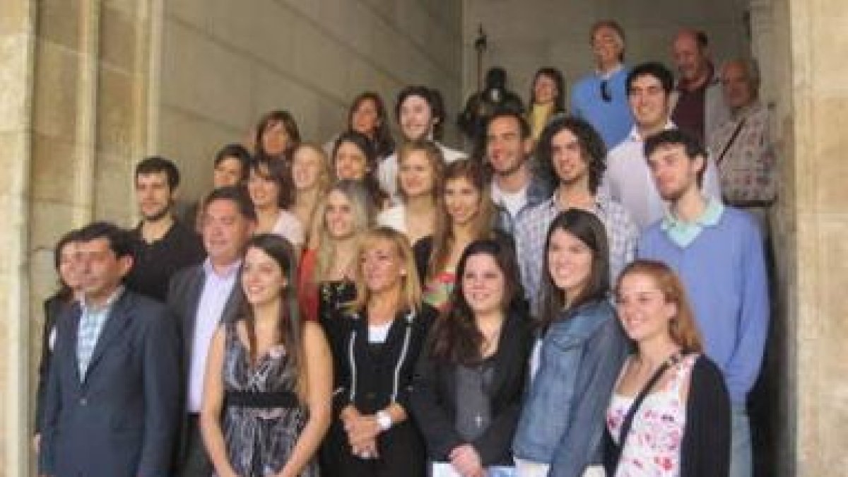 Argentinos del programa «Raíces» posando ayer junto a Isabel Carrasco en el Palacio de l