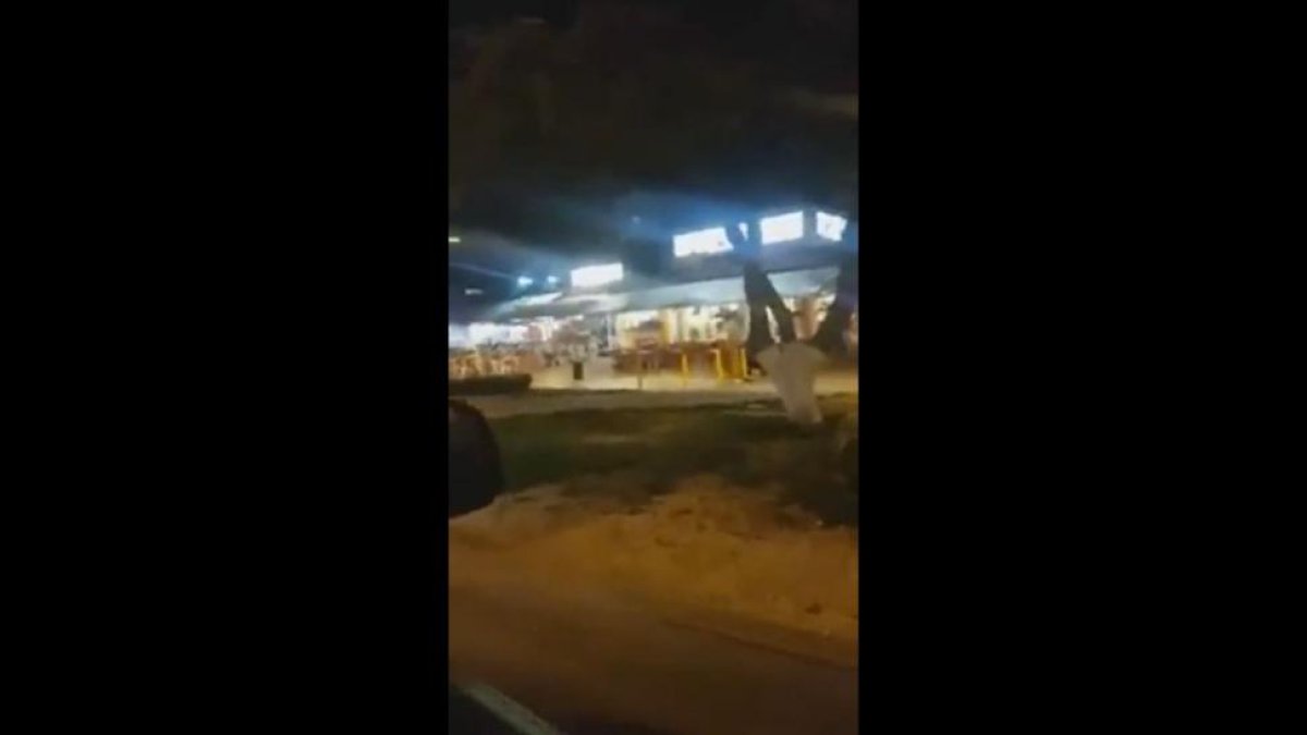 Vídeo grabado por un conductor que muestra el tiroteo en el centro de Cancún.