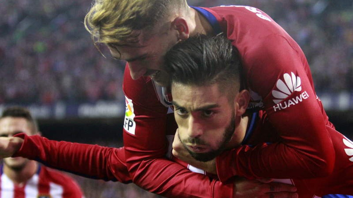 Carrasco  celebra su gol ante el Valencia con el francés Antoine Griezmann.