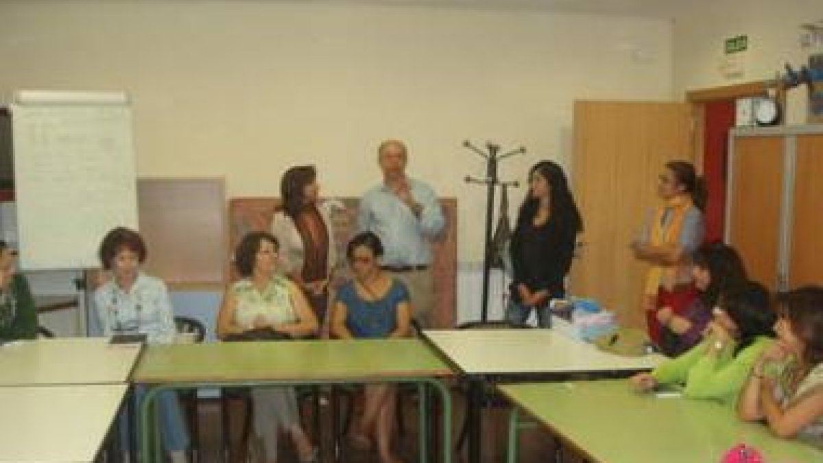 La concejala de Bienestar Social acudió ayer al comienzo del taller de inglés dirigido a mujeres.