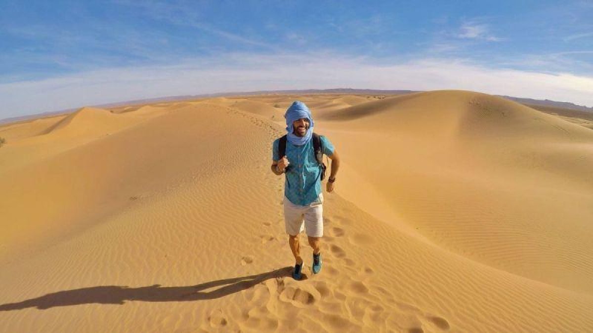 Raúl Gómez, durante su carrera en Marruecos, en el programa de Movistar+ Maraton Man.