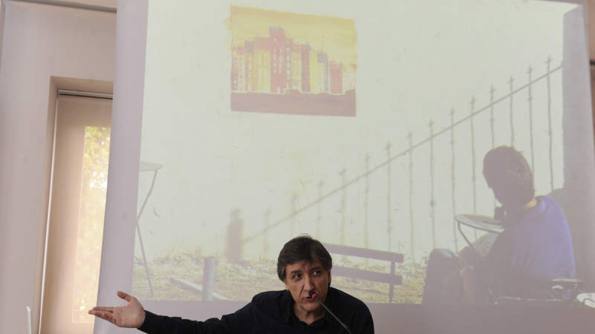 El leonés Javier Zabala mostró ayer cómo es el trabajo diario de un ilustrador.