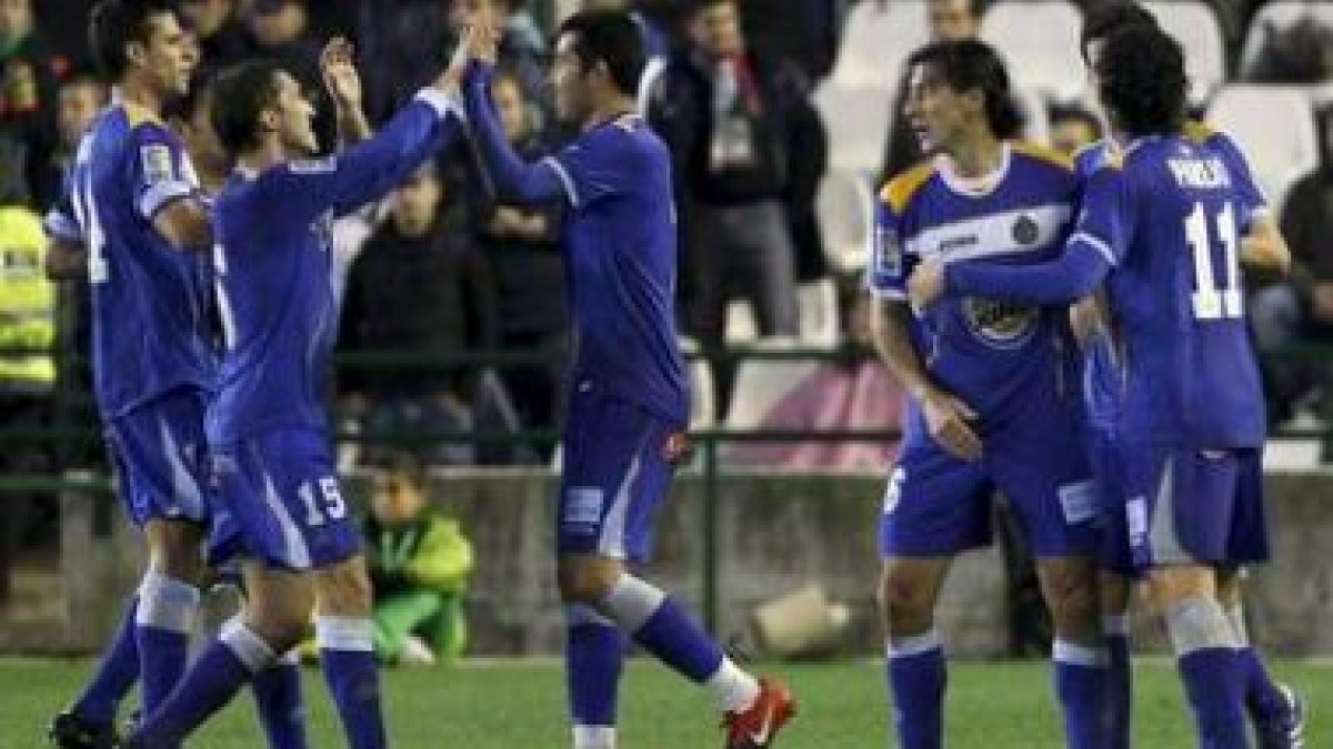 Nicolás Fedor Miku celebra con sus compañeros uno de los goles del Getafe de esta temporada.