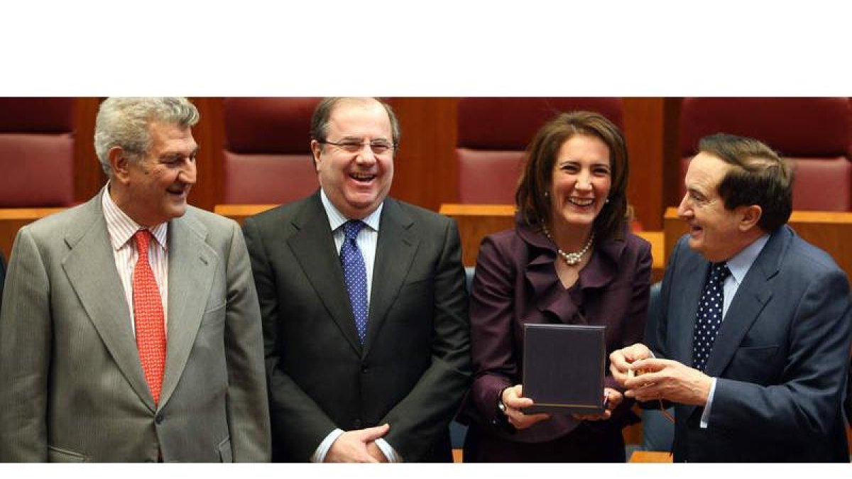 Jesús Posada, Juan Vicente Herrera, Josefa García Cirac y Juan José Lucas bromean ante los gráficos tras el acto en el que los dos ex presidentes fueron homenajeados.
