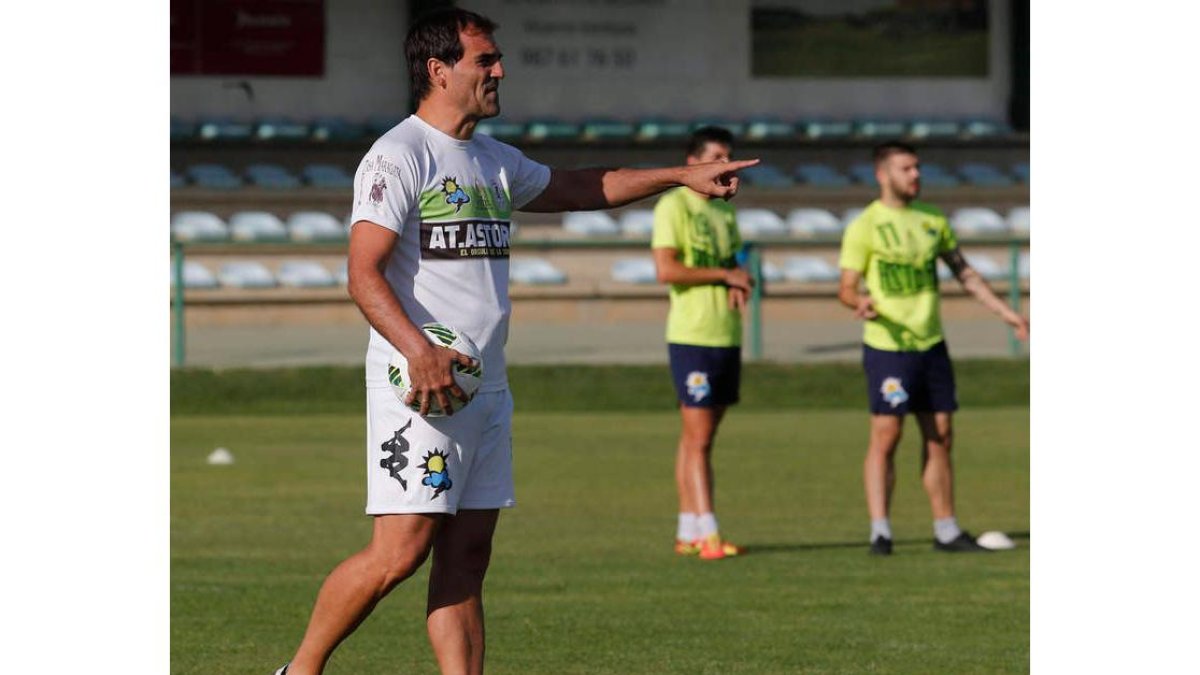 Paulino Martínez da instrucciones en un entrenamiento. DL