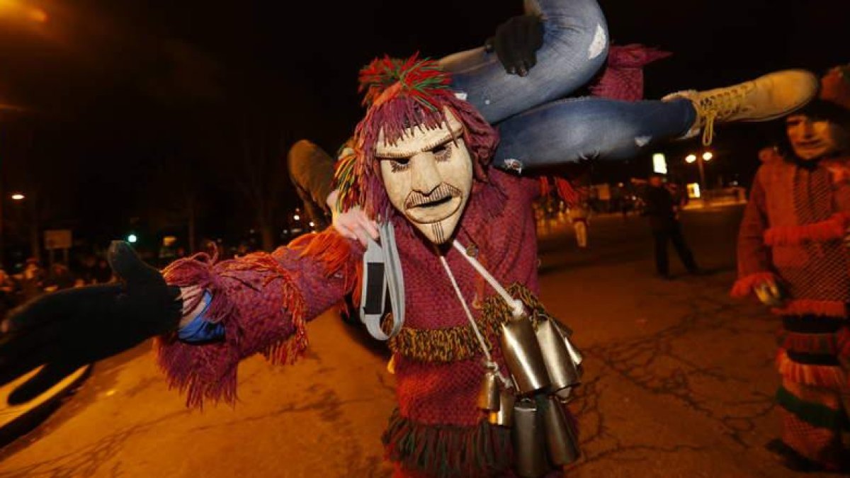 Los personajes más ancestrales del Carnaval de la provincia desfilaron por León; las jóvenes fueron zarandeadas como en época prerromana.