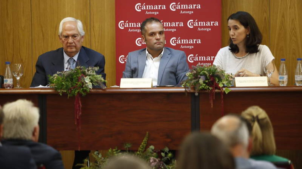 Guillermo García, Isaac de la Fuente e Irene Núñez, durante la constitución de la directiva. RAMIRO