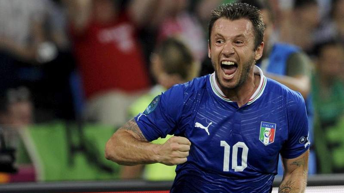 Antonio Cassano lo celebra tras marcar el primer gol de Italia frente a Irlanda.