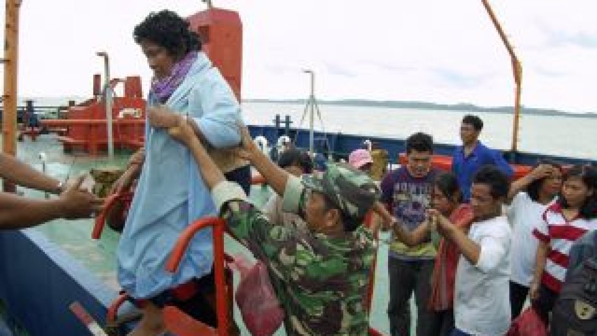 Momento del rescate de varios pasajeros.