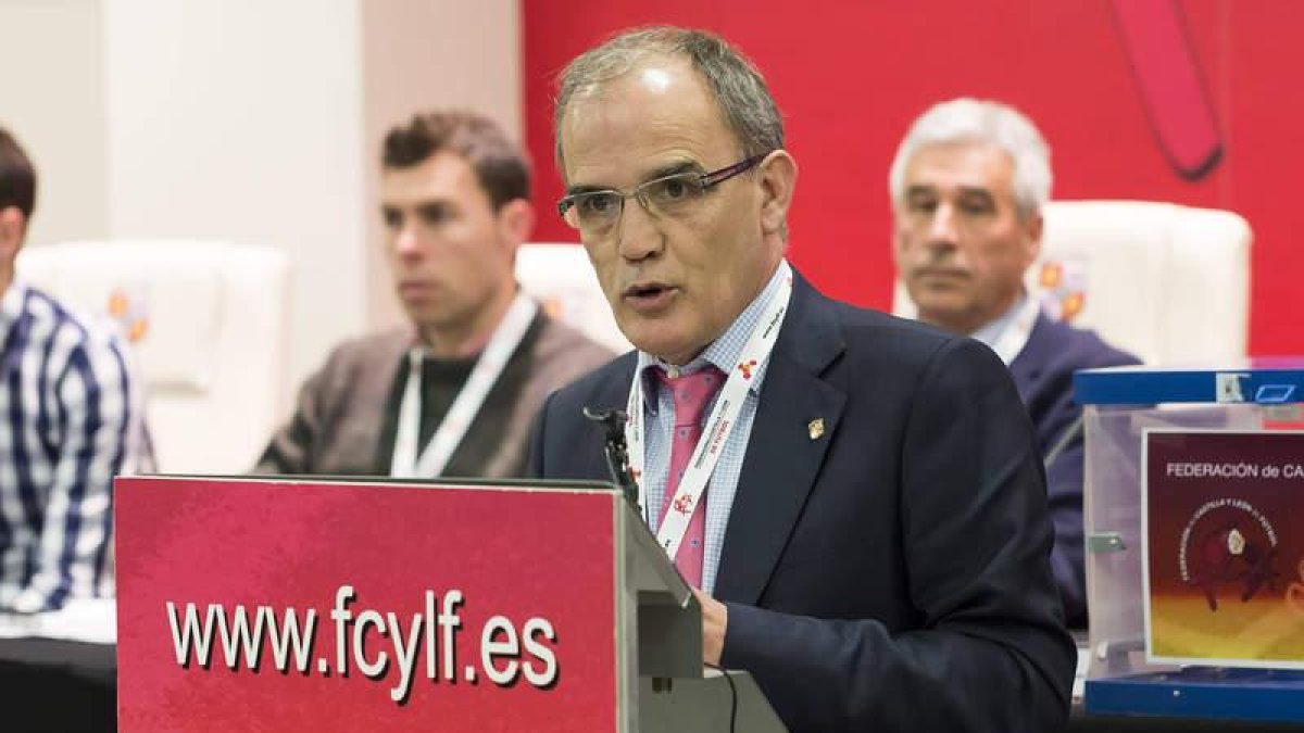 Marcelino Maté dirigiéndose a los asambleístas de la federación autonómica en la última asamblea.